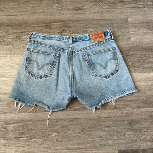 Vtg Levi’s 501 button fly cut off shorts size 38 - Picture 2 of 10